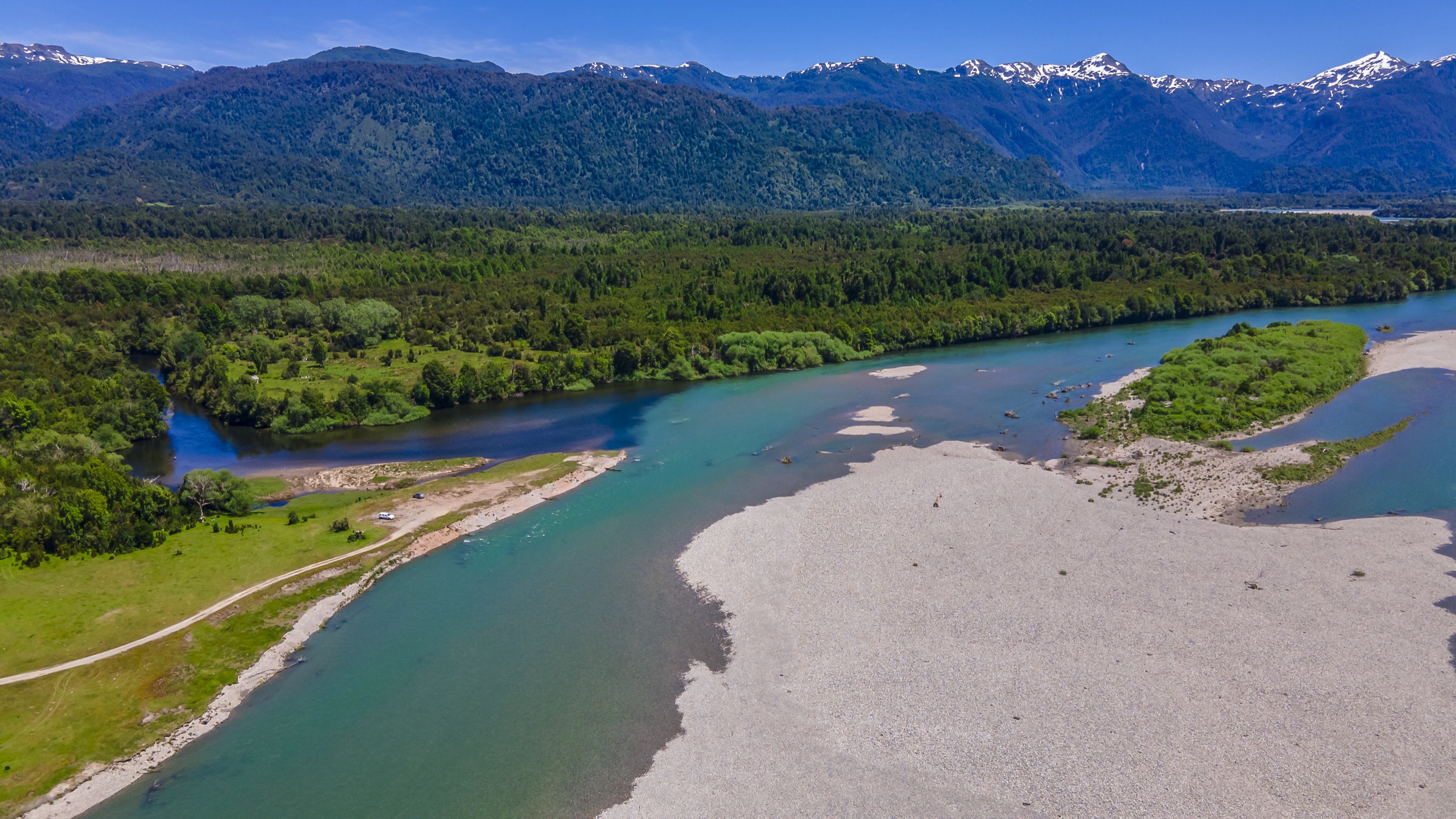 Valle panorámico de La Junta con cordillera nevada al horizonte
