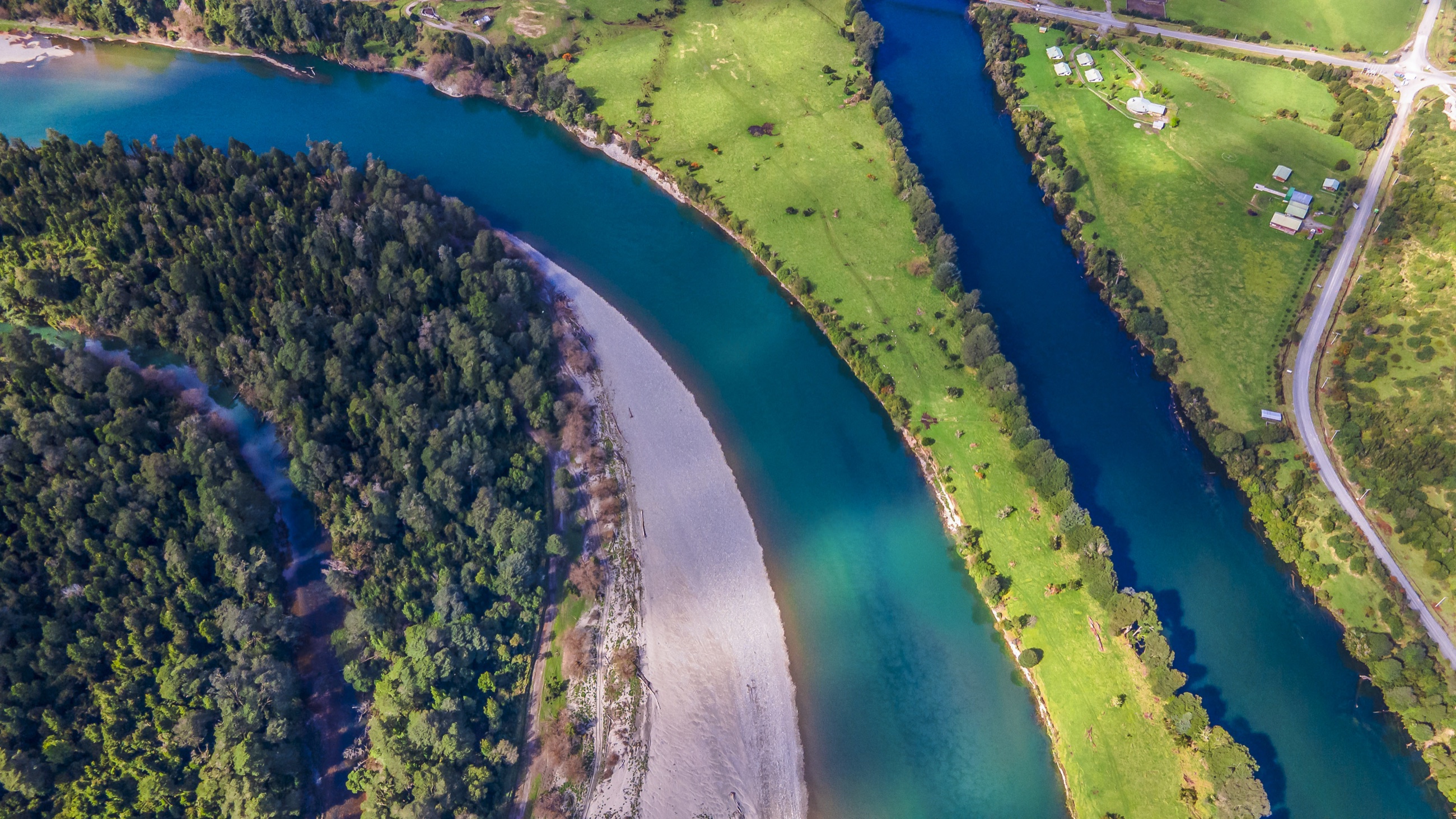Vista cenital de la confluencia de los ríos de aguas turquesas