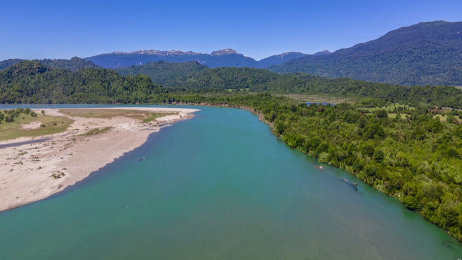 Río Palena ancho de aguas turquesas con playa