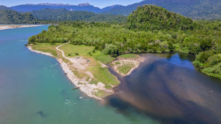 Península verde de bosque nativo entre dos ríos