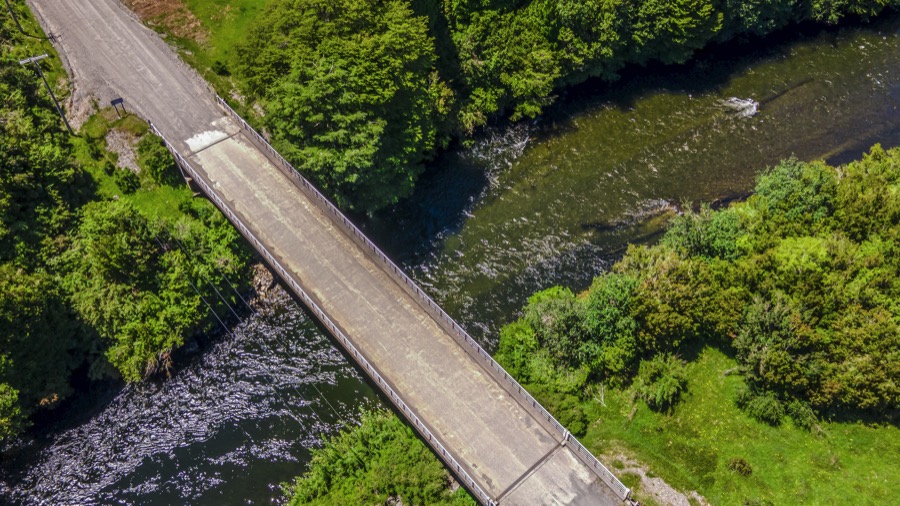 Vista cenital del puente sobre el río