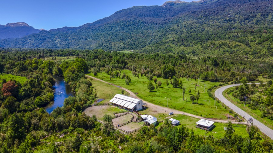 Construcción rural en el valle junto al río