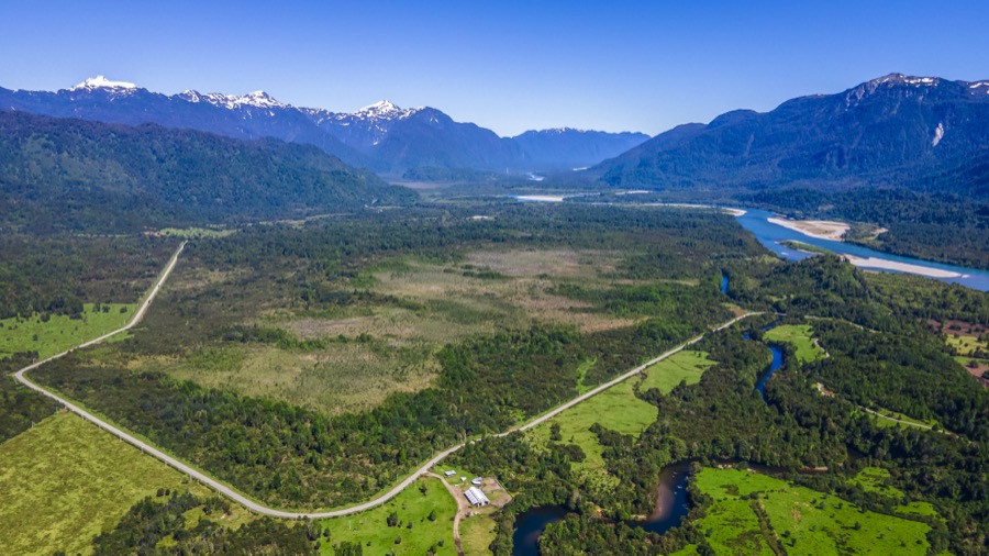 Vista aérea del valle con camino de acceso